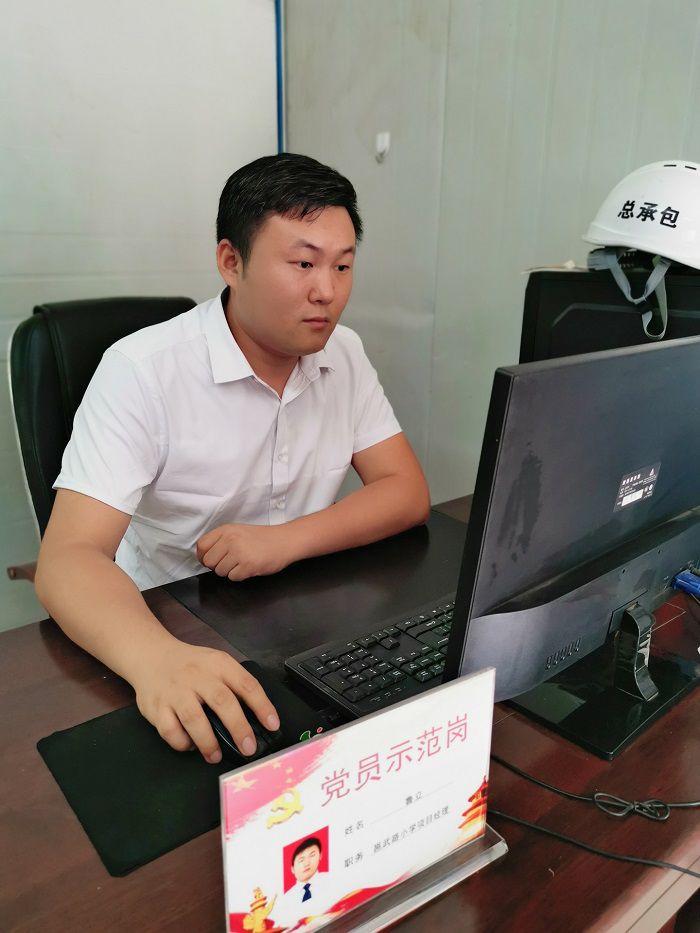鲁立在办公室。冯翔  摄.jpg