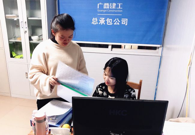 内业工作组加班加点力杏装当日事当日毕”；瓶『 摄.jpg