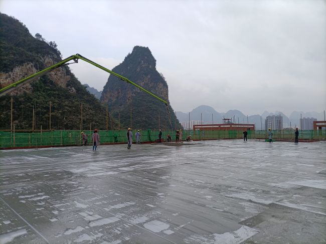风雨操场食堂屋面层混凝土浇筑现场。陈志健 摄.jpg