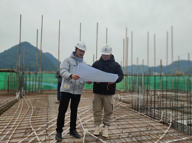 1609987953103620.jpg 黄建书(右一)参与钢筋验收.jpg