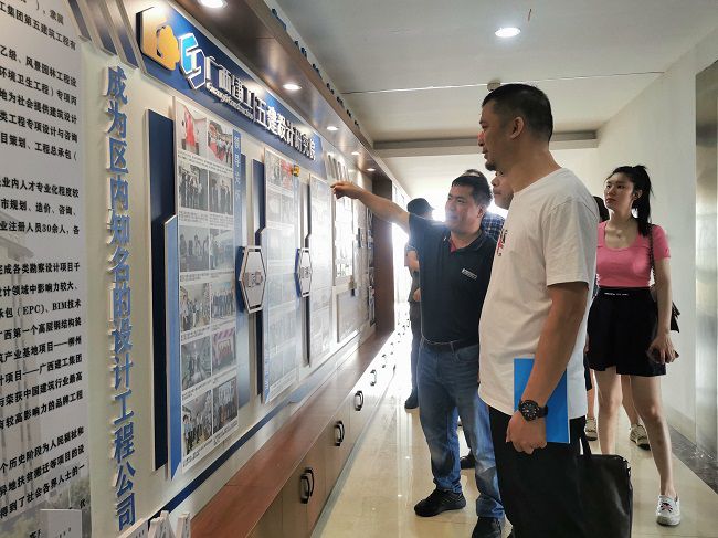 参观文化墙。五建设计钻研院供图（建图）.jpg