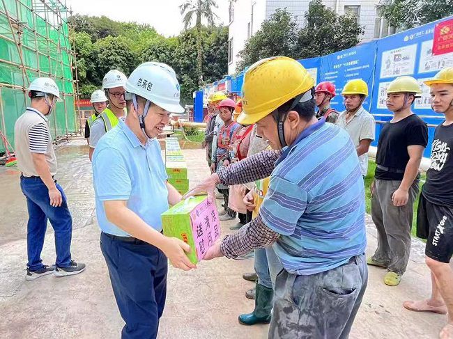 岑廷义为一线工人发放清冷饮品。 谢秋云 摄（650图）.jpg