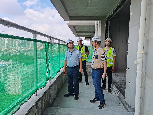 岑廷义深刻项目现场查抄工作进度。谢秋云 摄（建图）.jpg