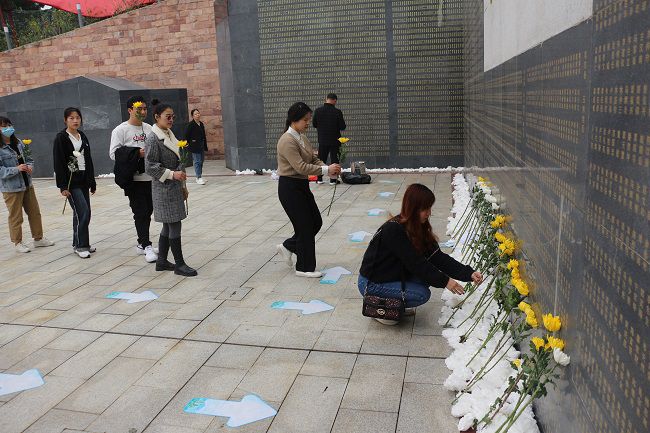 献花。张钊林  摄（建图）.jpg