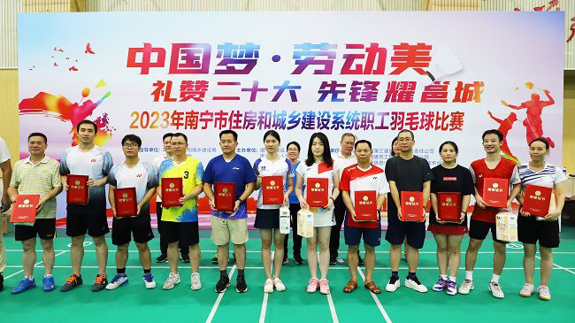 公司获优良组织奖，李天阳代表公司上台领奖。.jpg
