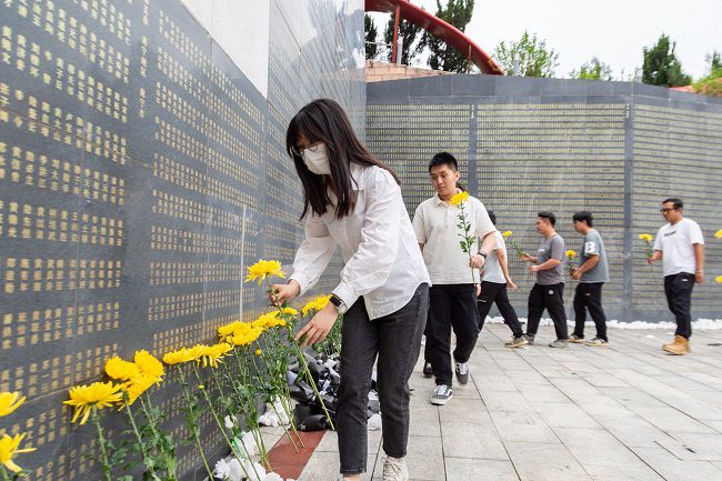 敬献鲜花（建图）.jpg