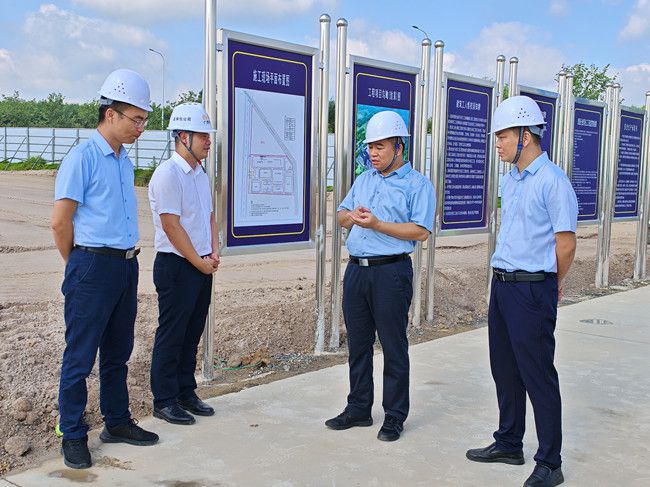 蓝海鹏在项目现场。江家兵摄（建图）.jpg