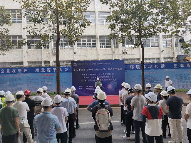 莫志元做演练带头和颁发演练起头；票ι 摄（建图）.jpg