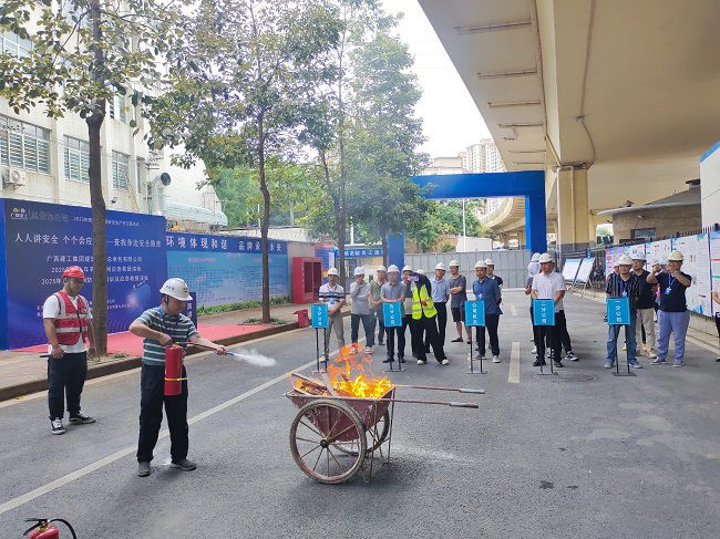 梅锦辉示芳火器操作；票ι 摄（建图）.jpg